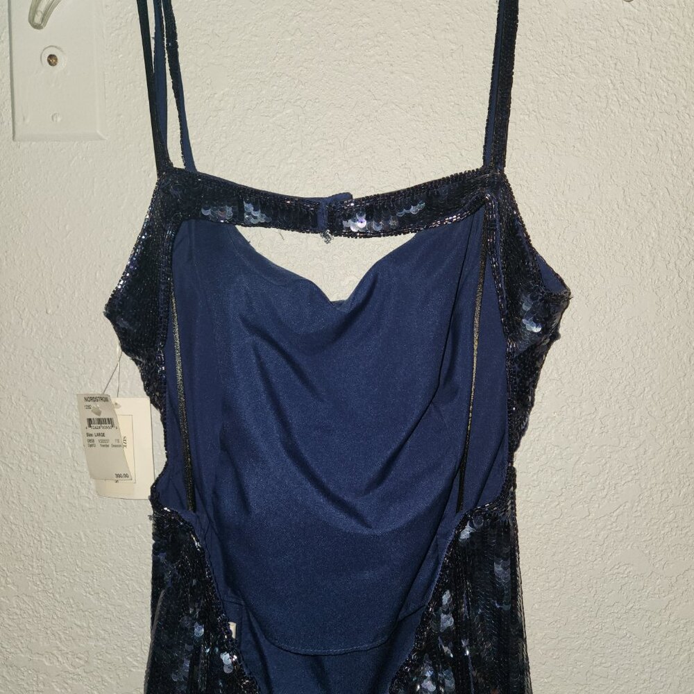 Long sequined dress with train - Picture 2 of 5